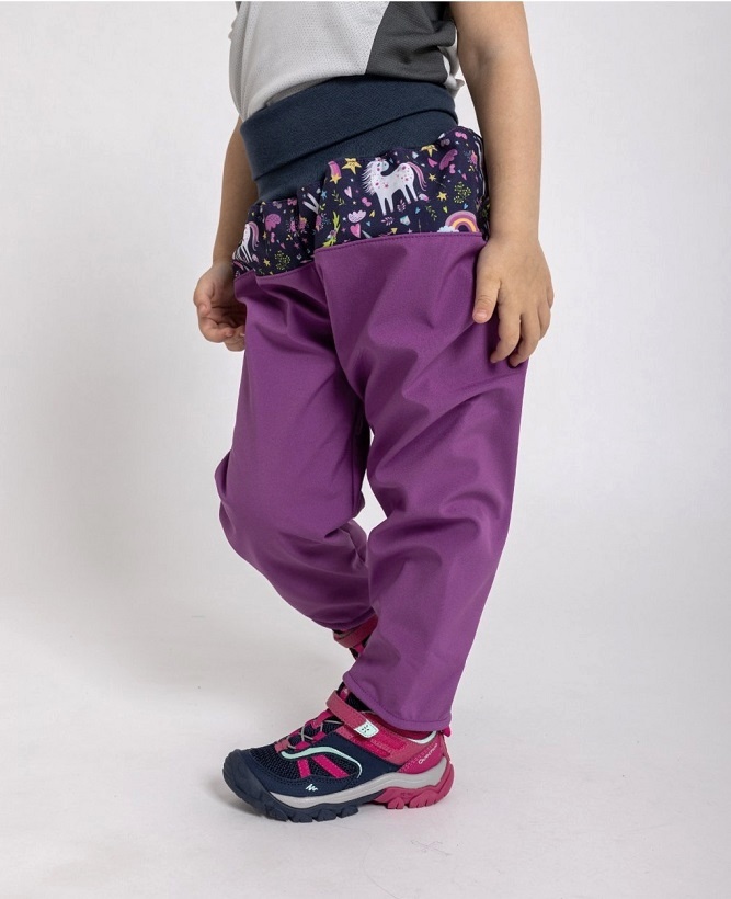 ☘️ Holčičí SOFTSHELLOVÉ KALHOTY Unuo s fleecem jednorožci fialové vel. 92/98